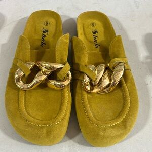 She in, size 8, mustard and gold